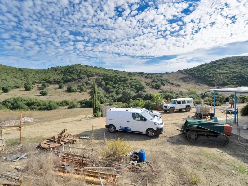 Non-developable rural land of 10 hectares, of which 212 sqm are built in a legalized warehouse, with the option of housing.