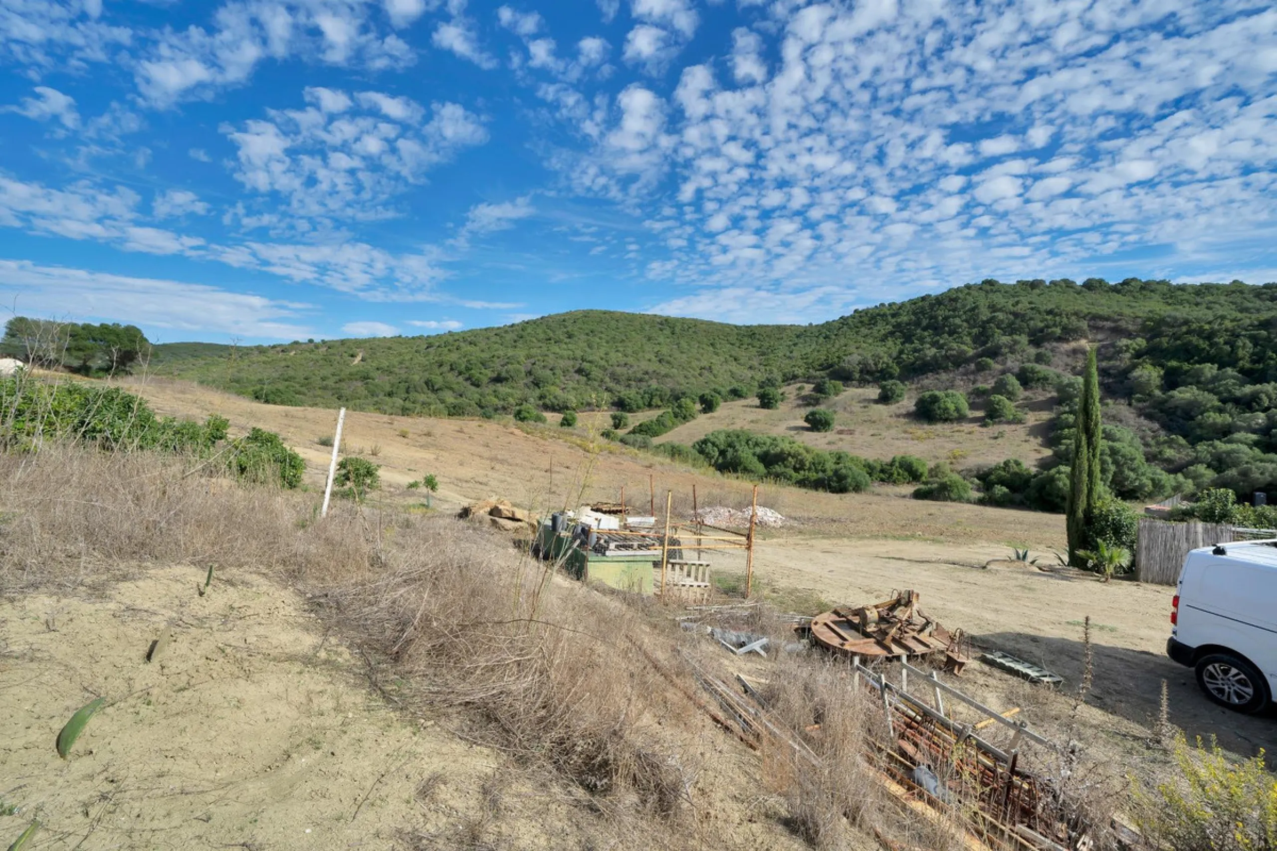 Non-developable rural land of 10 hectares, of which 212 sqm are built in a legalized warehouse, with the option of housing.