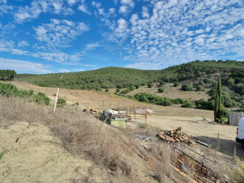 Non-developable rural land of 10 hectares, of which 212 sqm are built in a legalized warehouse, with the option of housing.