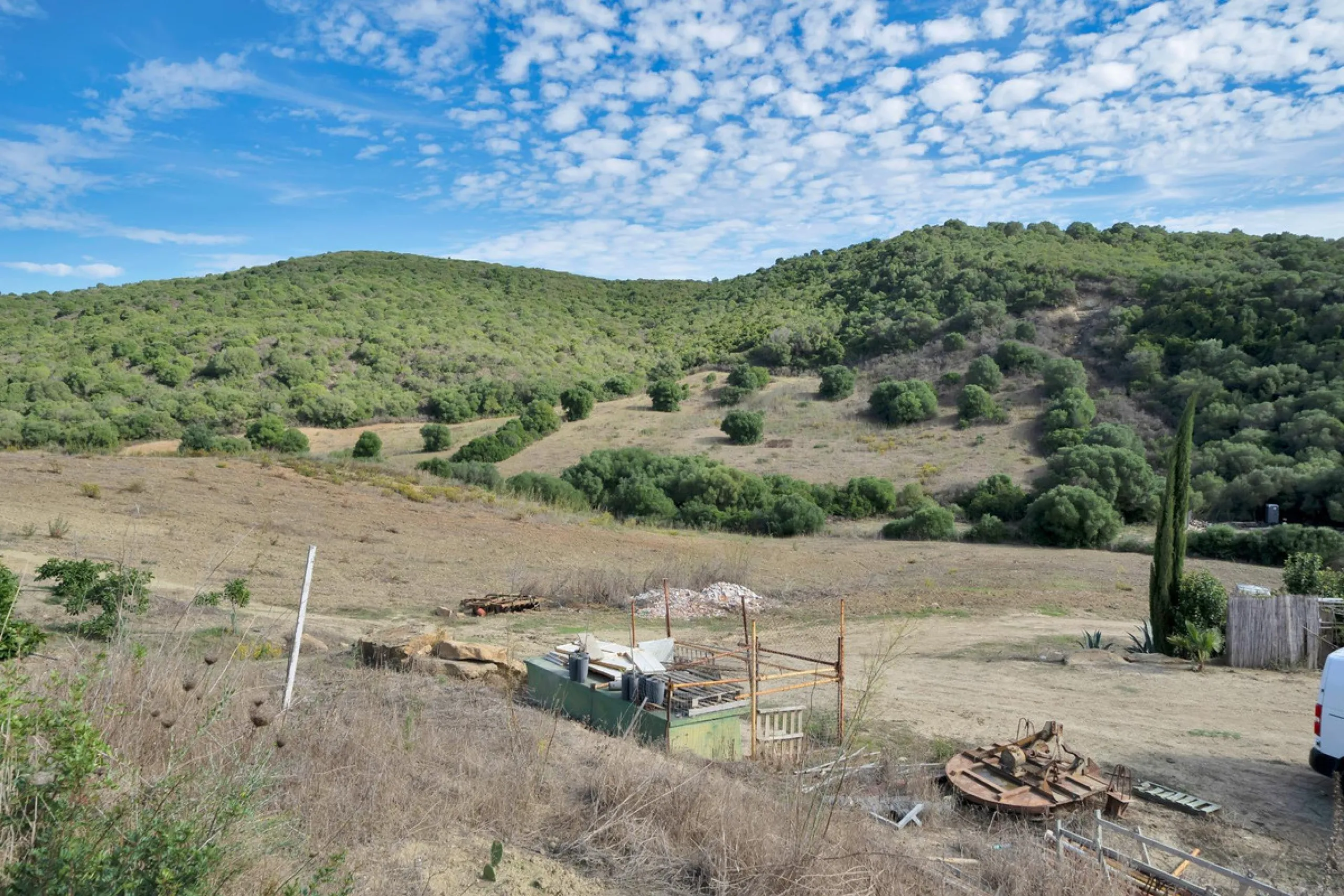 Non-developable rural land of 10 hectares, of which 212 sqm are built in a legalized warehouse, with the option of housing.