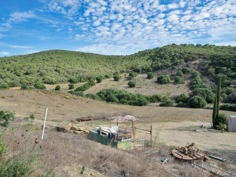 Non-developable rural land of 10 hectares, of which 212 sqm are built in a legalized warehouse, with the option of housing.
