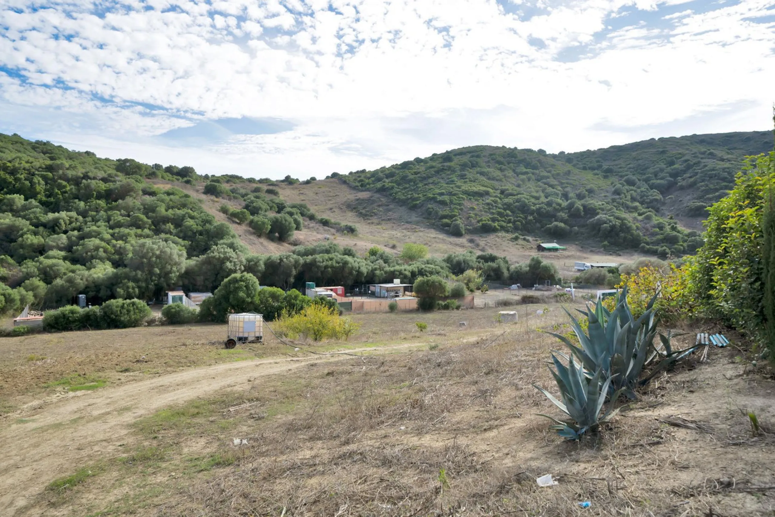 Non-developable rural land of 10 hectares, of which 212 sqm are built in a legalized warehouse, with the option of housing.