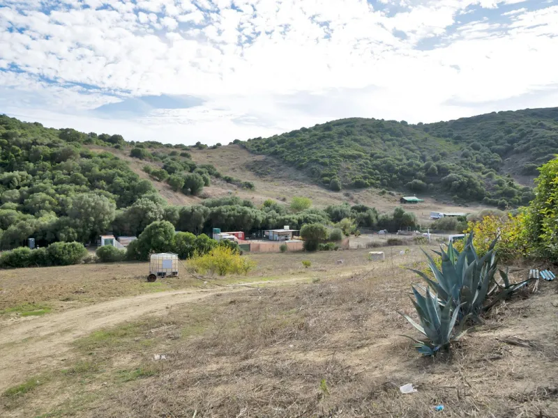 Non-developable rural land of 10 hectares, of which 212 sqm are built in a legalized warehouse, with the option of housing.
