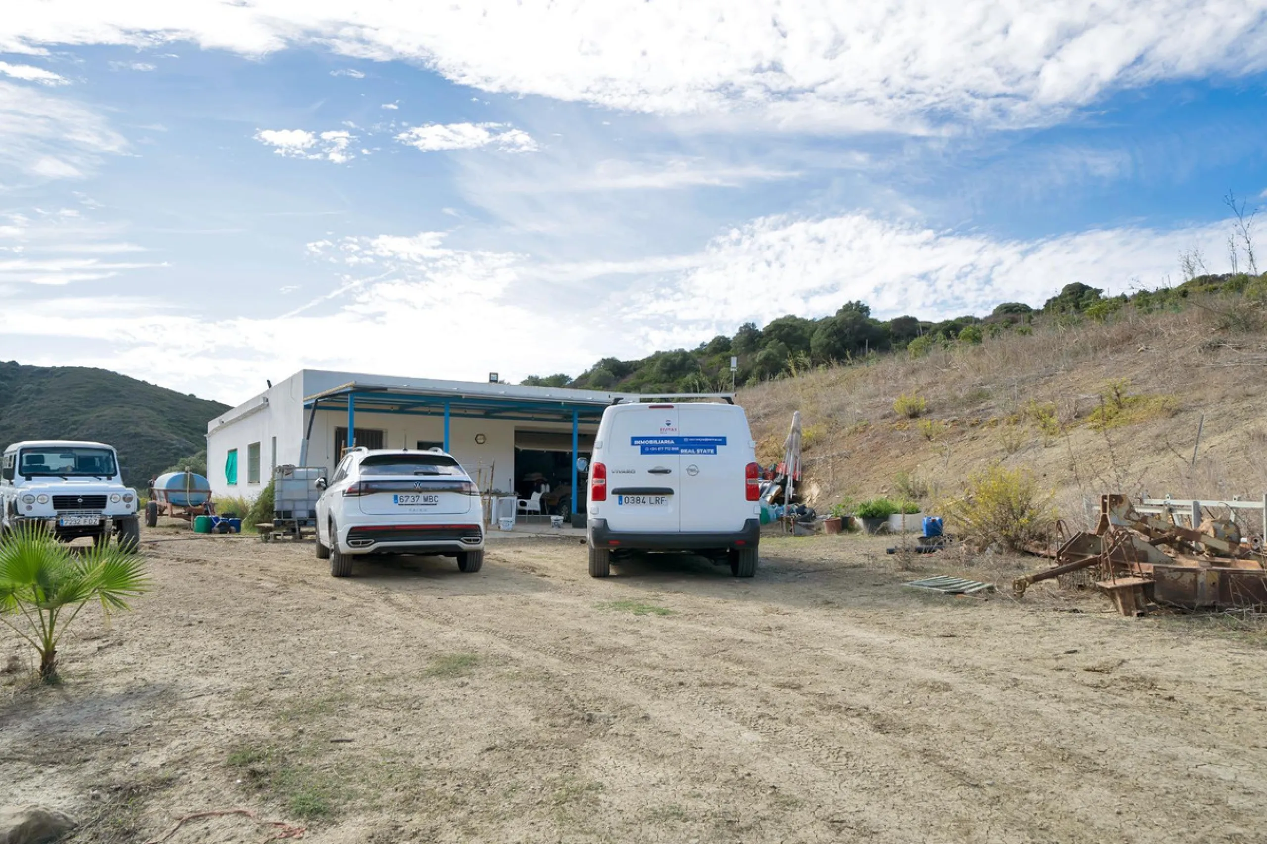 Non-developable rural land of 10 hectares, of which 212 sqm are built in a legalized warehouse, with the option of housing.