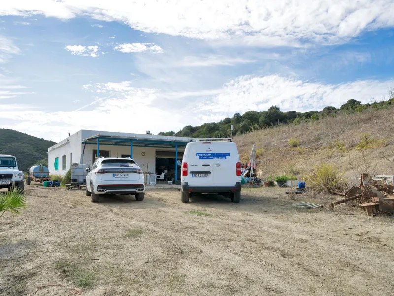 Non-developable rural land of 10 hectares, of which 212 sqm are built in a legalized warehouse, with the option of housing.