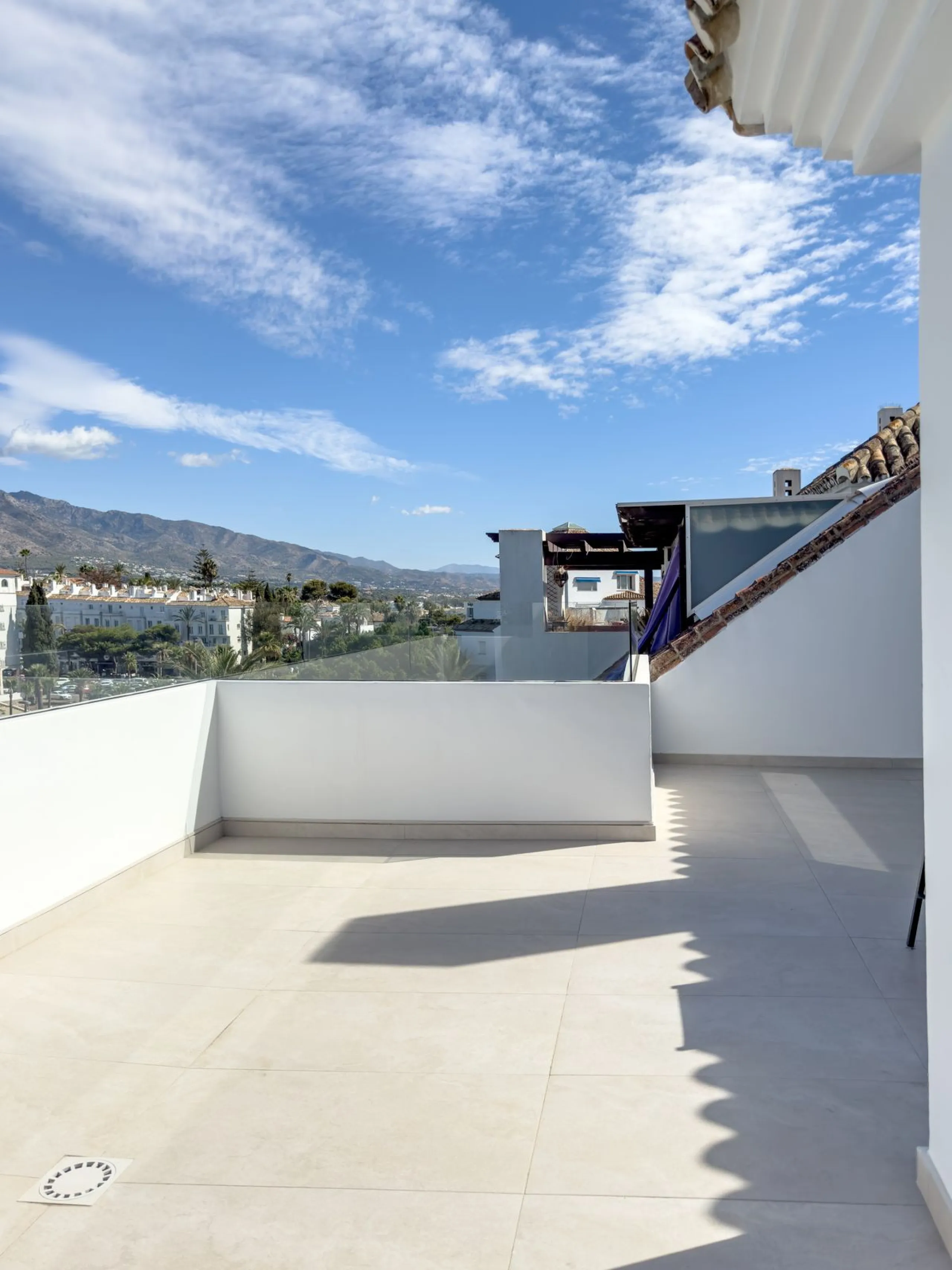 Apartment - Penthouse в продаже в Marbella, Málaga. В доме 2 спален и 2 ванных комнат. Площадь дома 120 м²