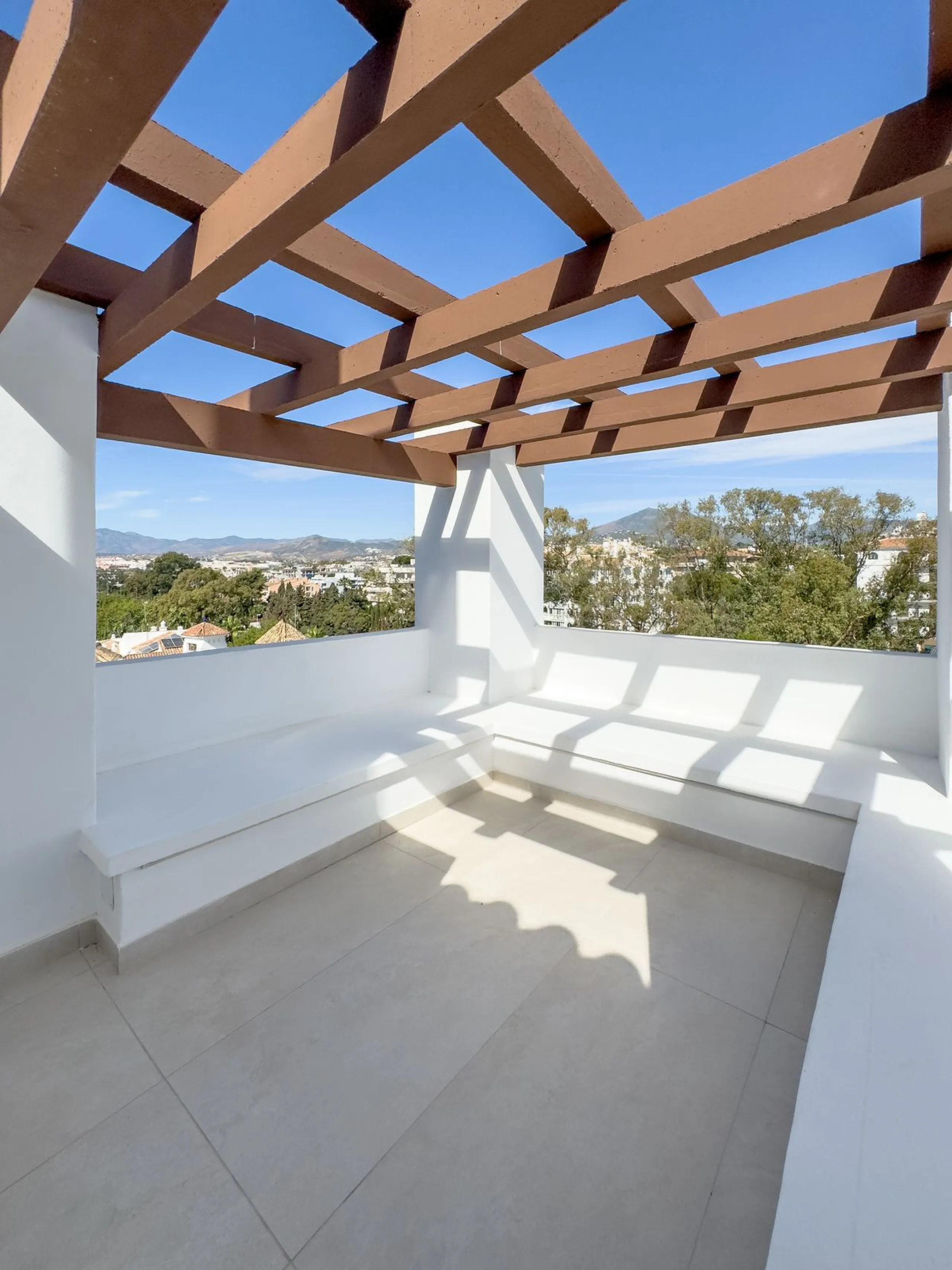 Apartment - Penthouse в продаже в Marbella, Málaga. В доме 2 спален и 2 ванных комнат. Площадь дома 120 м²