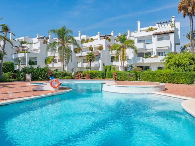 New on the market light-flooded apartment in the sought-after urbanisation Alhambra del Mar with great orientation and a great terrace. Originally it had only one bedroom but a second small bedroom has been added. The apartment has been partially renovate