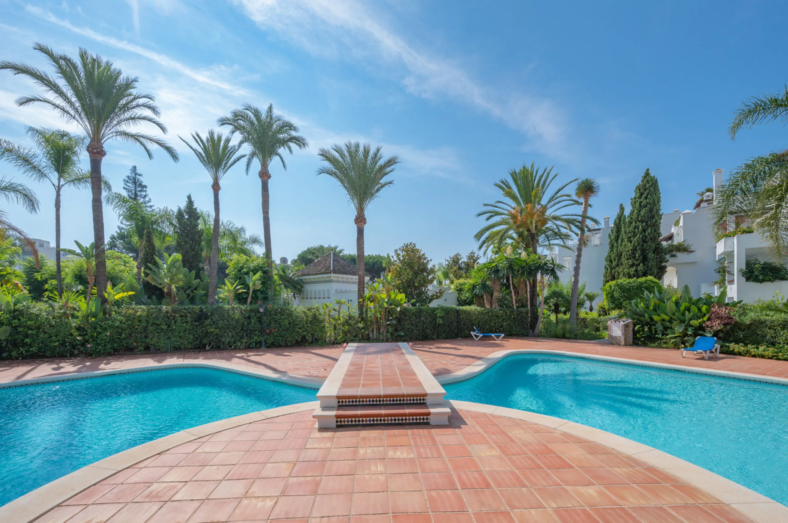 New on the market light-flooded apartment in the sought-after urbanisation Alhambra del Mar with great orientation and a great terrace. Originally it had only one bedroom but a second small bedroom has been added. The apartment has been partially renovate