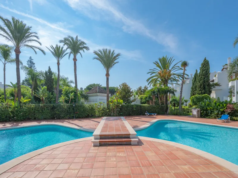 New on the market light-flooded apartment in the sought-after urbanisation Alhambra del Mar with great orientation and a great terrace. Originally it had only one bedroom but a second small bedroom has been added. The apartment has been partially renovate