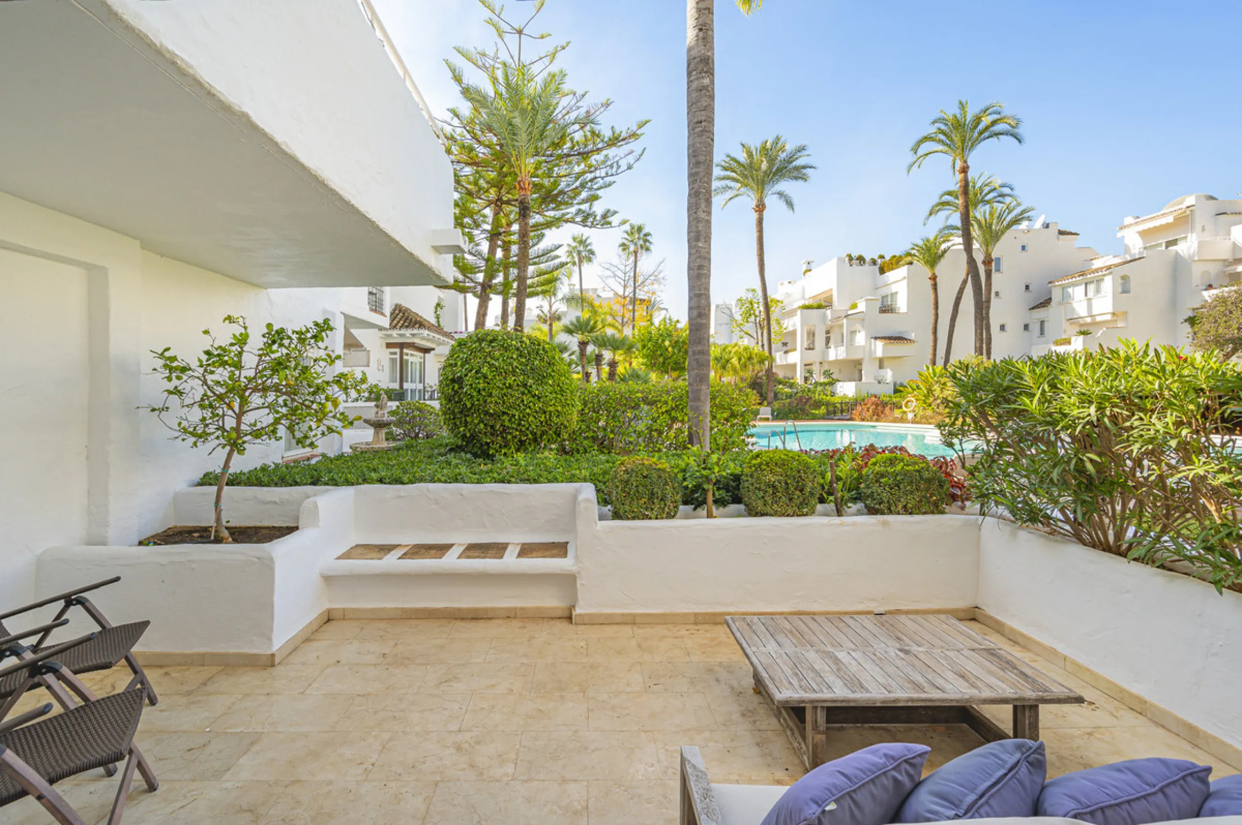 New on the market light-flooded apartment in the sought-after urbanisation Alhambra del Mar with great orientation and a great terrace. Originally it had only one bedroom but a second small bedroom has been added. The apartment has been partially renovate