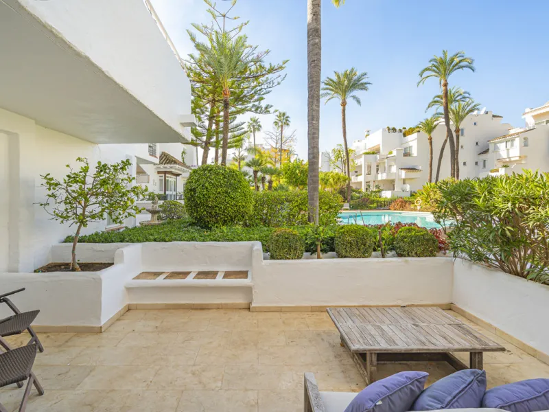 New on the market light-flooded apartment in the sought-after urbanisation Alhambra del Mar with great orientation and a great terrace. Originally it had only one bedroom but a second small bedroom has been added. The apartment has been partially renovate