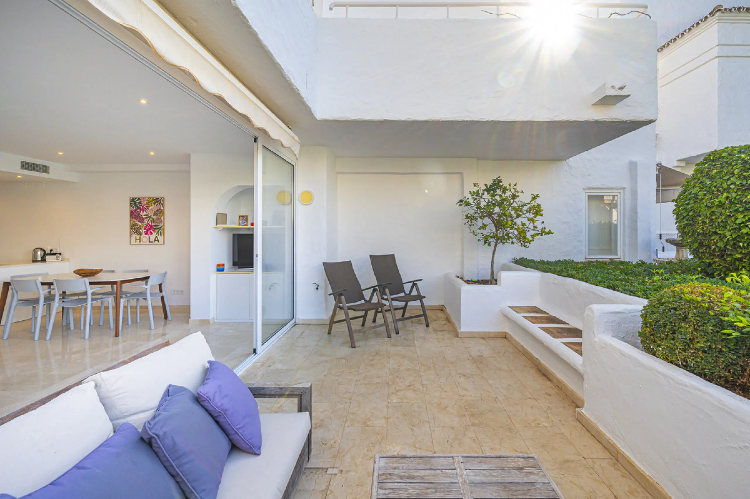 New on the market light-flooded apartment in the sought-after urbanisation Alhambra del Mar with great orientation and a great terrace. Originally it had only one bedroom but a second small bedroom has been added. The apartment has been partially renovate