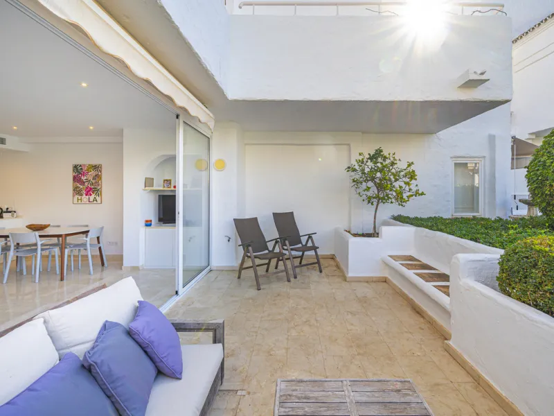 New on the market light-flooded apartment in the sought-after urbanisation Alhambra del Mar with great orientation and a great terrace. Originally it had only one bedroom but a second small bedroom has been added. The apartment has been partially renovate