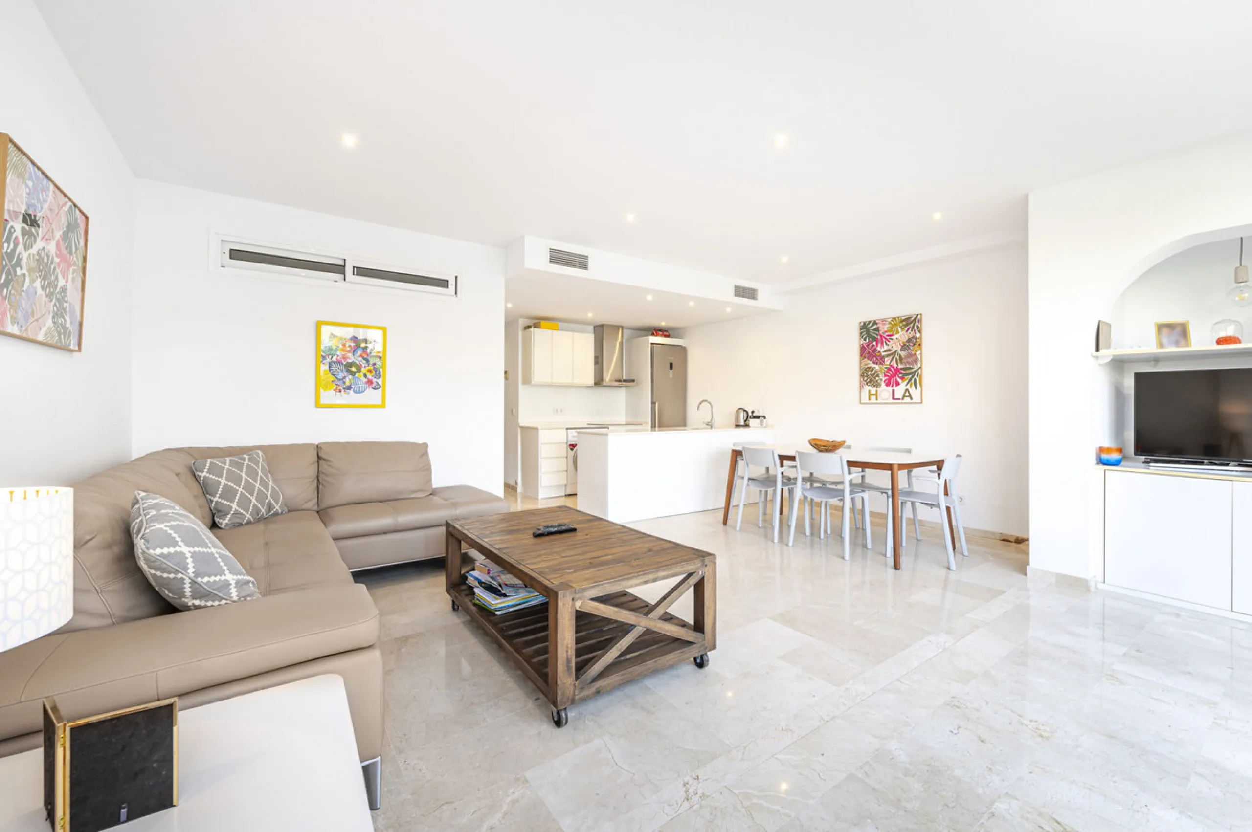 New on the market light-flooded apartment in the sought-after urbanisation Alhambra del Mar with great orientation and a great terrace. Originally it had only one bedroom but a second small bedroom has been added. The apartment has been partially renovate