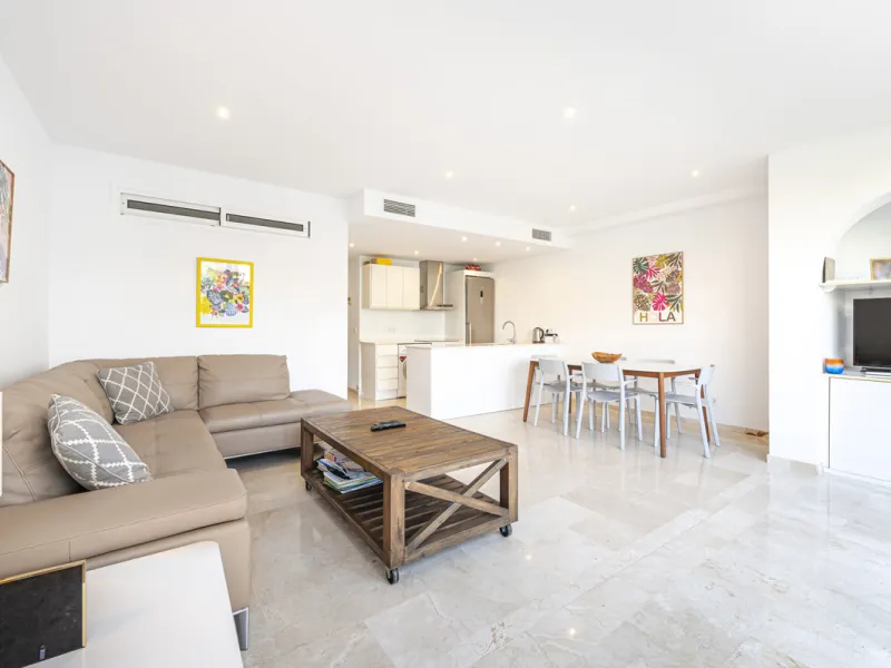 New on the market light-flooded apartment in the sought-after urbanisation Alhambra del Mar with great orientation and a great terrace. Originally it had only one bedroom but a second small bedroom has been added. The apartment has been partially renovate