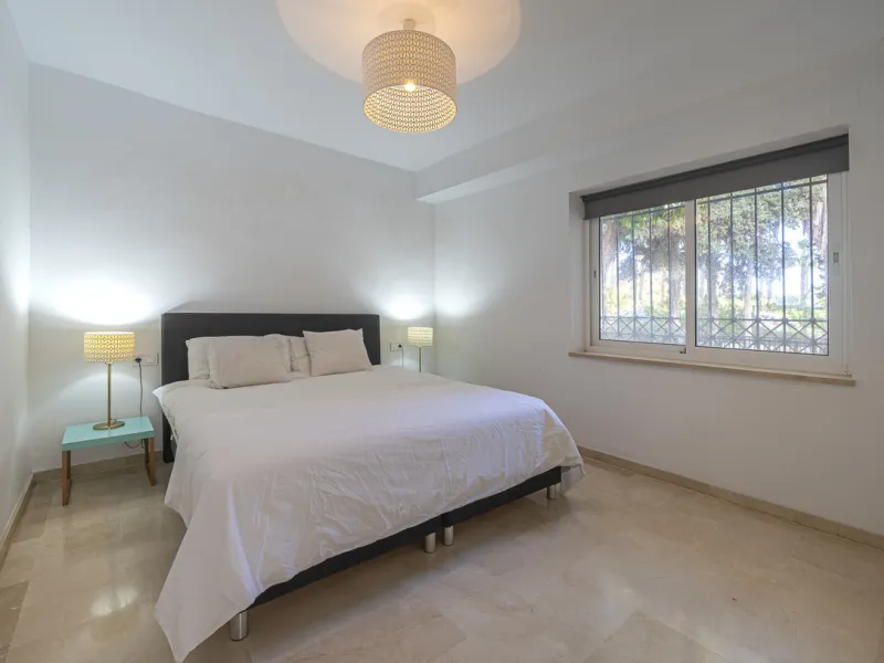 New on the market light-flooded apartment in the sought-after urbanisation Alhambra del Mar with great orientation and a great terrace. Originally it had only one bedroom but a second small bedroom has been added. The apartment has been partially renovate