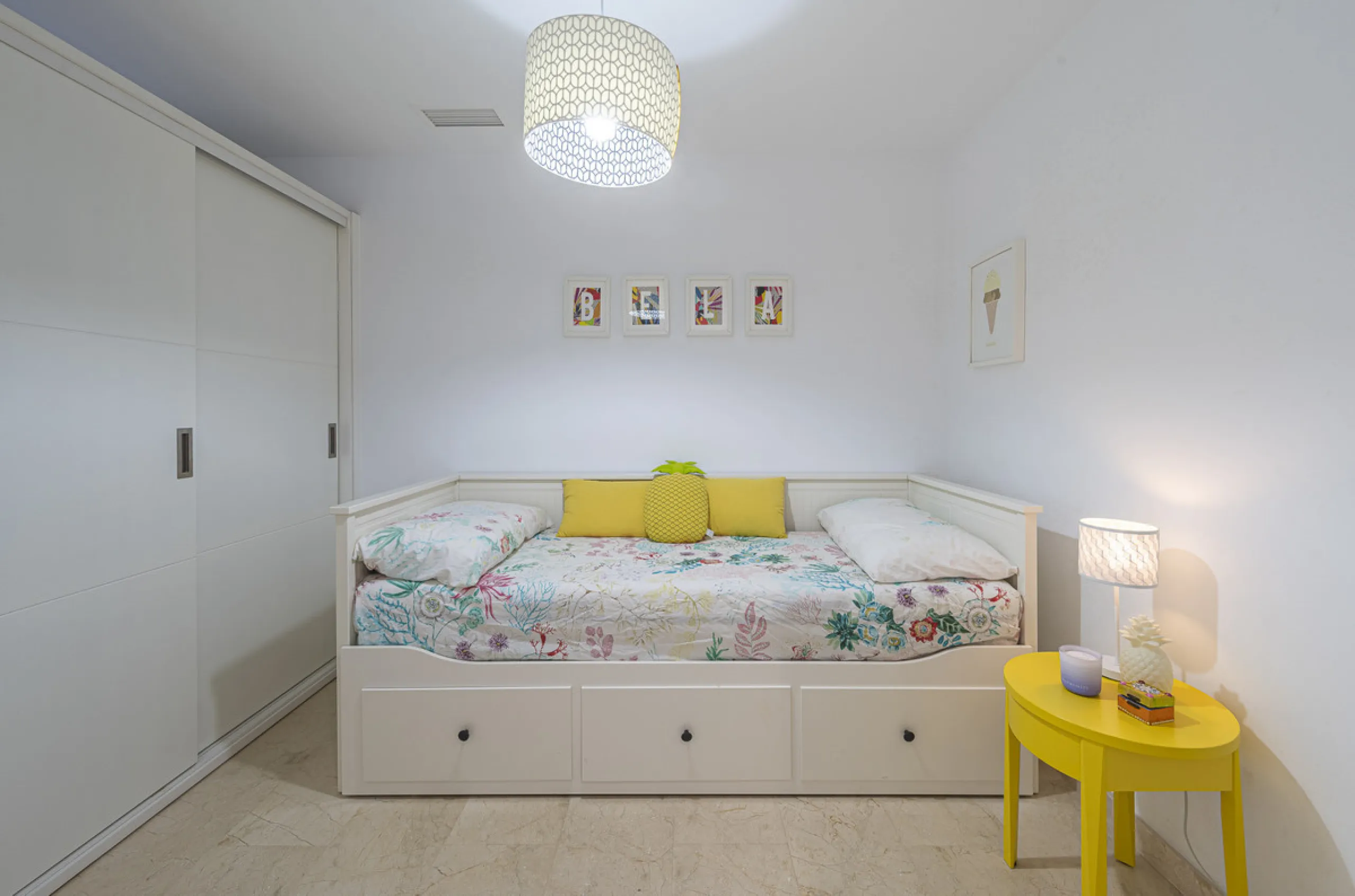 New on the market light-flooded apartment in the sought-after urbanisation Alhambra del Mar with great orientation and a great terrace. Originally it had only one bedroom but a second small bedroom has been added. The apartment has been partially renovate