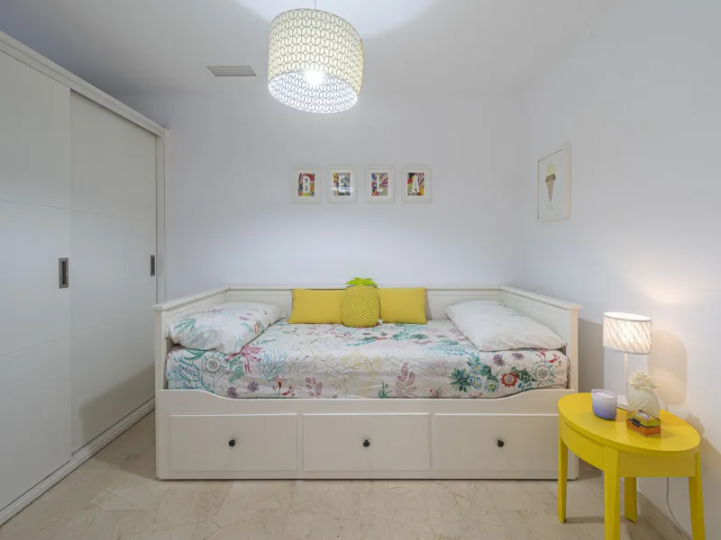 New on the market light-flooded apartment in the sought-after urbanisation Alhambra del Mar with great orientation and a great terrace. Originally it had only one bedroom but a second small bedroom has been added. The apartment has been partially renovate