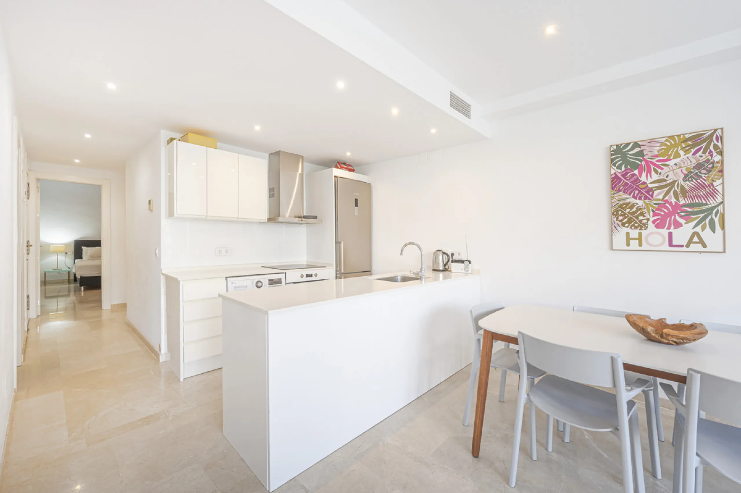 New on the market light-flooded apartment in the sought-after urbanisation Alhambra del Mar with great orientation and a great terrace. Originally it had only one bedroom but a second small bedroom has been added. The apartment has been partially renovate