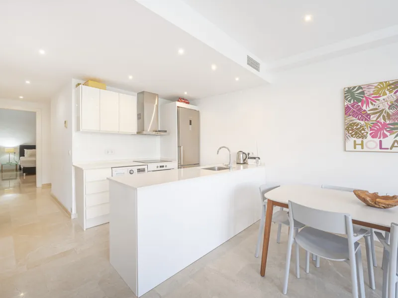 New on the market light-flooded apartment in the sought-after urbanisation Alhambra del Mar with great orientation and a great terrace. Originally it had only one bedroom but a second small bedroom has been added. The apartment has been partially renovate