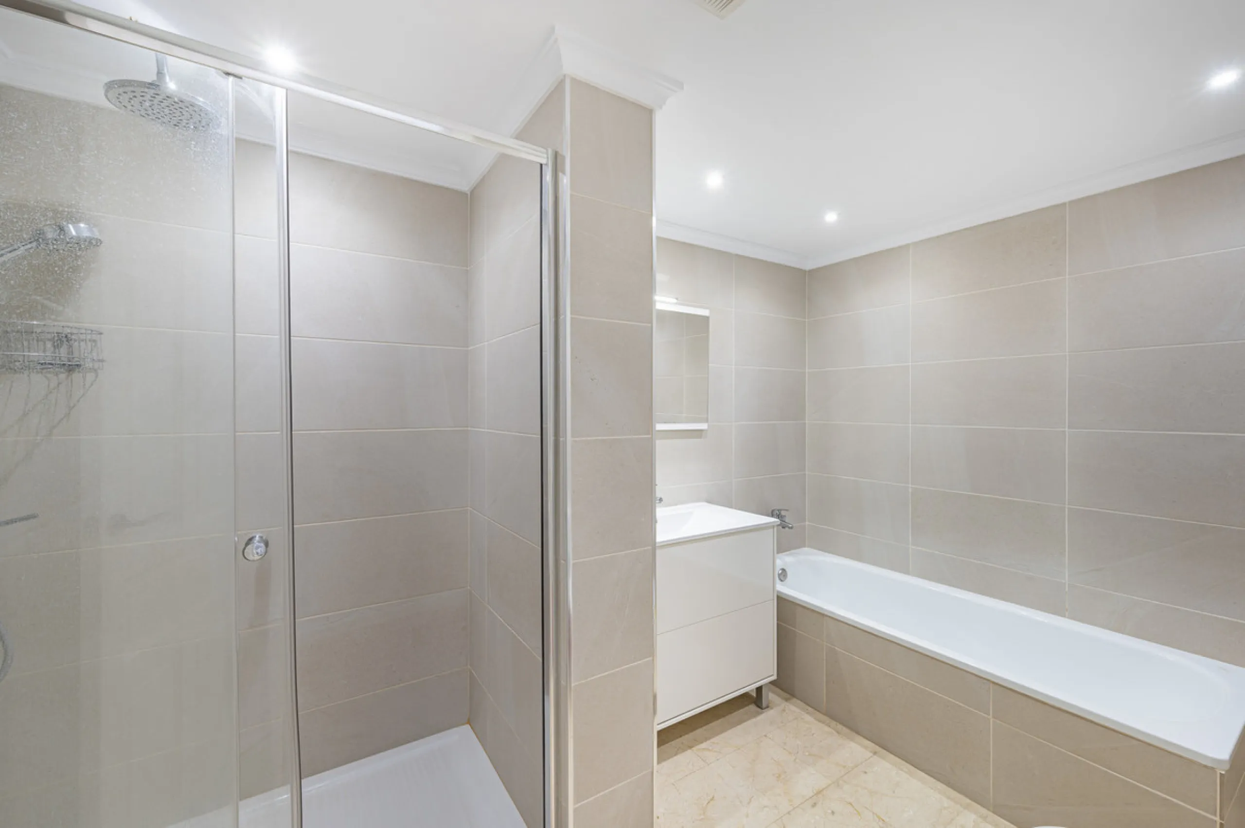 New on the market light-flooded apartment in the sought-after urbanisation Alhambra del Mar with great orientation and a great terrace. Originally it had only one bedroom but a second small bedroom has been added. The apartment has been partially renovate