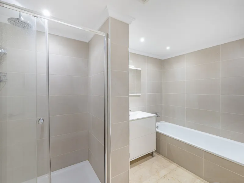 New on the market light-flooded apartment in the sought-after urbanisation Alhambra del Mar with great orientation and a great terrace. Originally it had only one bedroom but a second small bedroom has been added. The apartment has been partially renovate