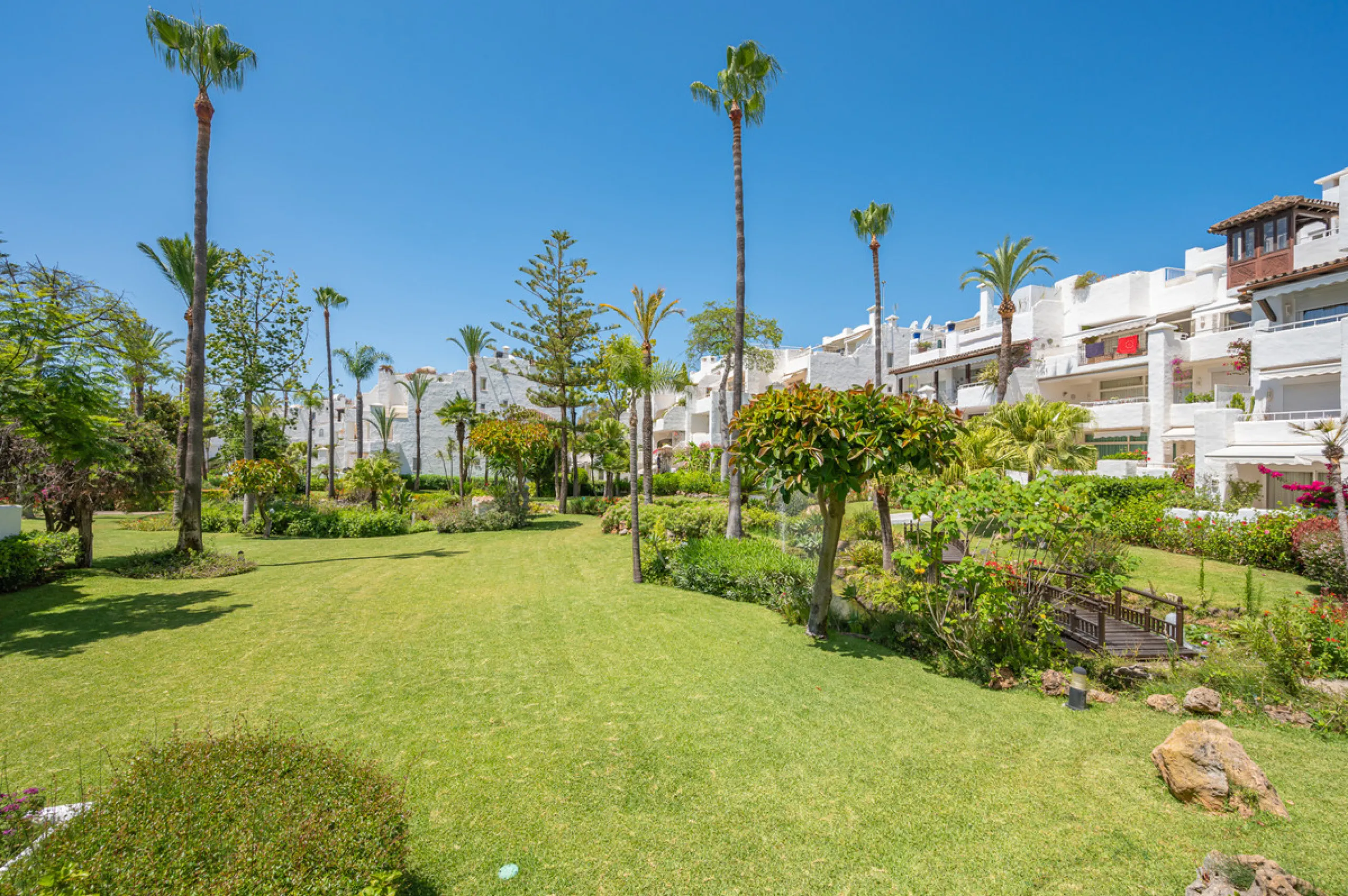 New on the market light-flooded apartment in the sought-after urbanisation Alhambra del Mar with great orientation and a great terrace. Originally it had only one bedroom but a second small bedroom has been added. The apartment has been partially renovate