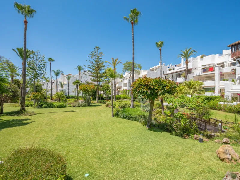 New on the market light-flooded apartment in the sought-after urbanisation Alhambra del Mar with great orientation and a great terrace. Originally it had only one bedroom but a second small bedroom has been added. The apartment has been partially renovate