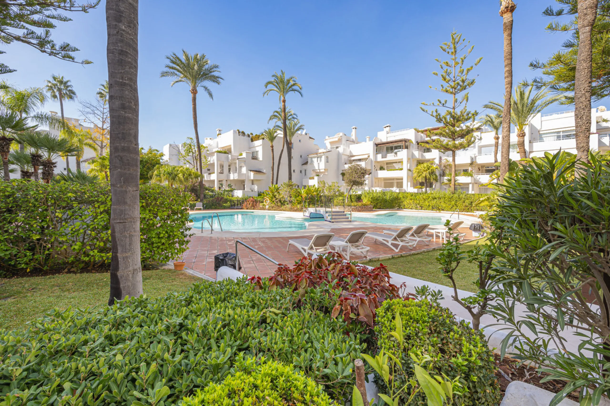 New on the market light-flooded apartment in the sought-after urbanisation Alhambra del Mar with great orientation and a great terrace. Originally it had only one bedroom but a second small bedroom has been added. The apartment has been partially renovate