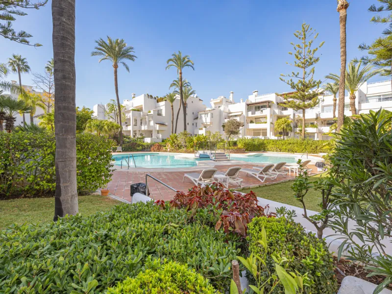 New on the market light-flooded apartment in the sought-after urbanisation Alhambra del Mar with great orientation and a great terrace. Originally it had only one bedroom but a second small bedroom has been added. The apartment has been partially renovate