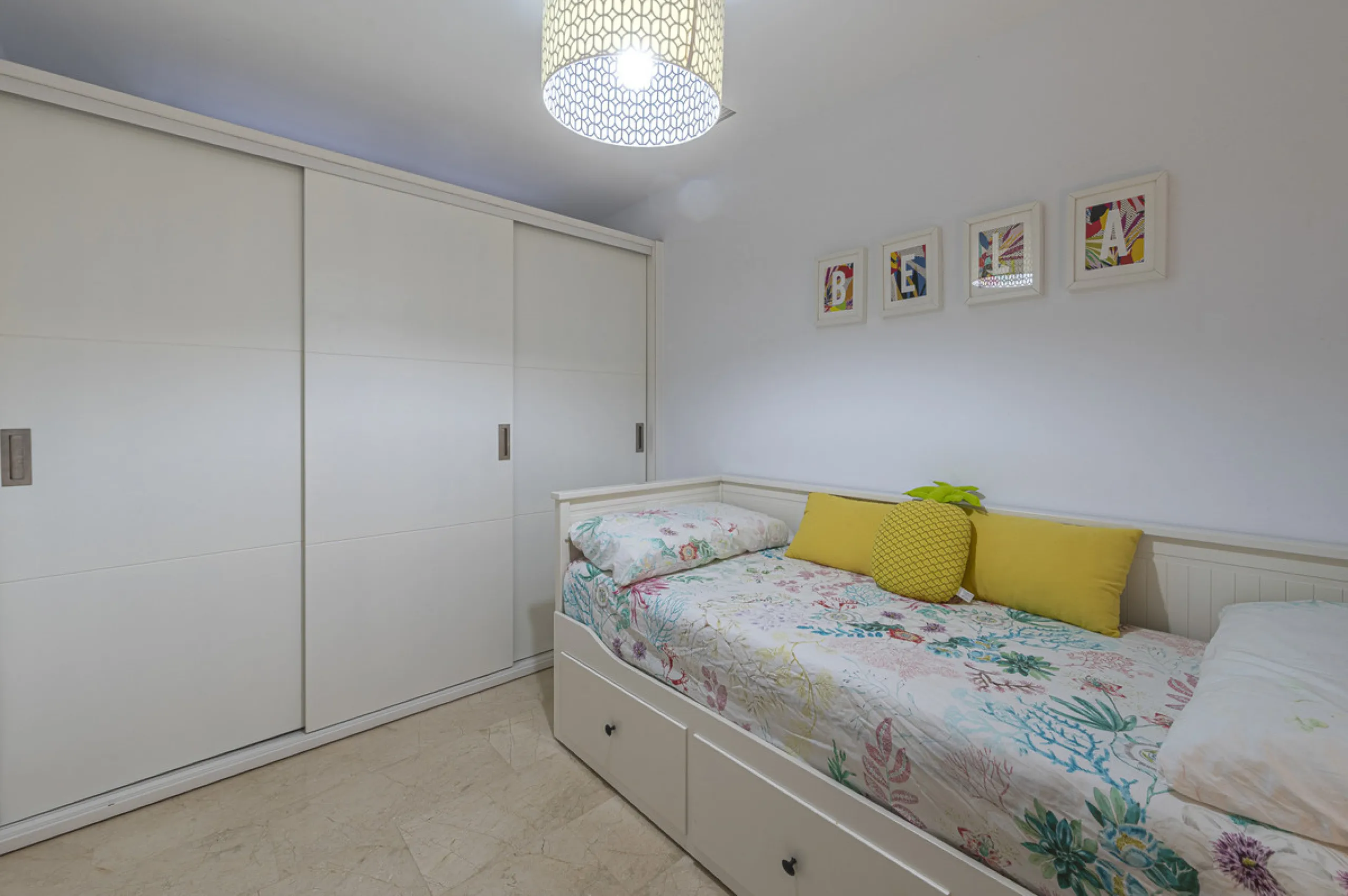 New on the market light-flooded apartment in the sought-after urbanisation Alhambra del Mar with great orientation and a great terrace. Originally it had only one bedroom but a second small bedroom has been added. The apartment has been partially renovate