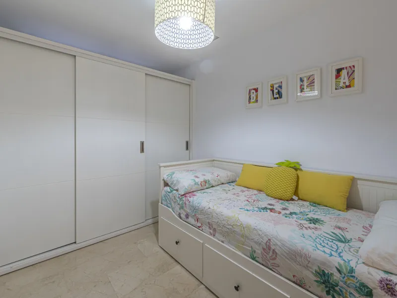 New on the market light-flooded apartment in the sought-after urbanisation Alhambra del Mar with great orientation and a great terrace. Originally it had only one bedroom but a second small bedroom has been added. The apartment has been partially renovate