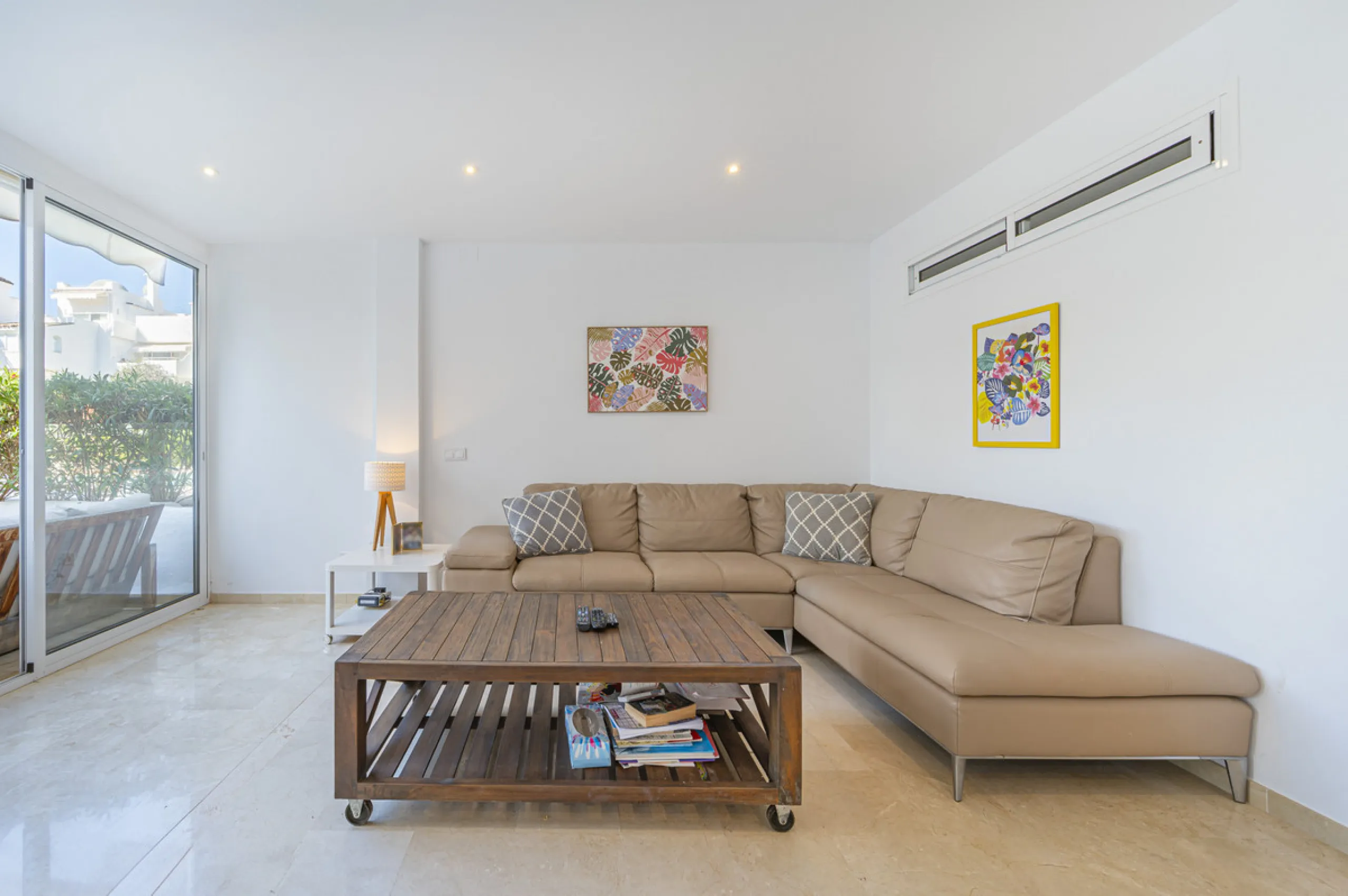 New on the market light-flooded apartment in the sought-after urbanisation Alhambra del Mar with great orientation and a great terrace. Originally it had only one bedroom but a second small bedroom has been added. The apartment has been partially renovate