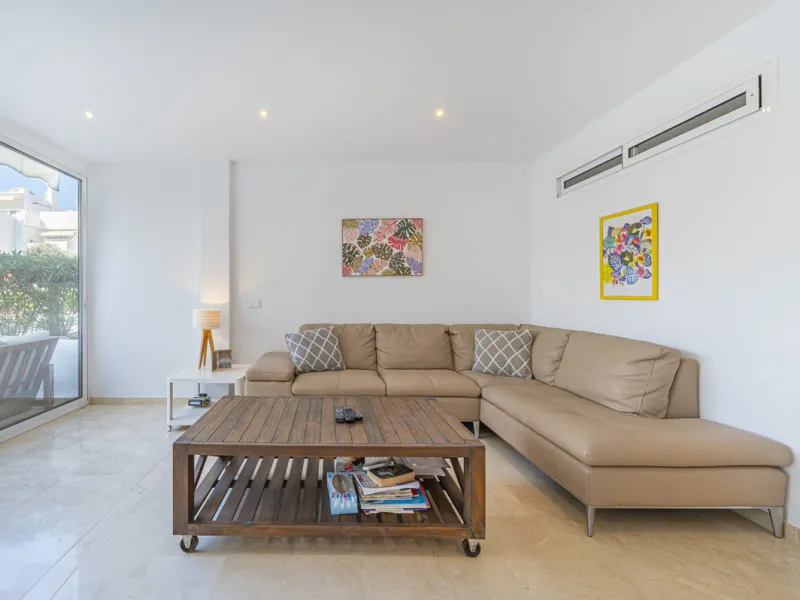 New on the market light-flooded apartment in the sought-after urbanisation Alhambra del Mar with great orientation and a great terrace. Originally it had only one bedroom but a second small bedroom has been added. The apartment has been partially renovate