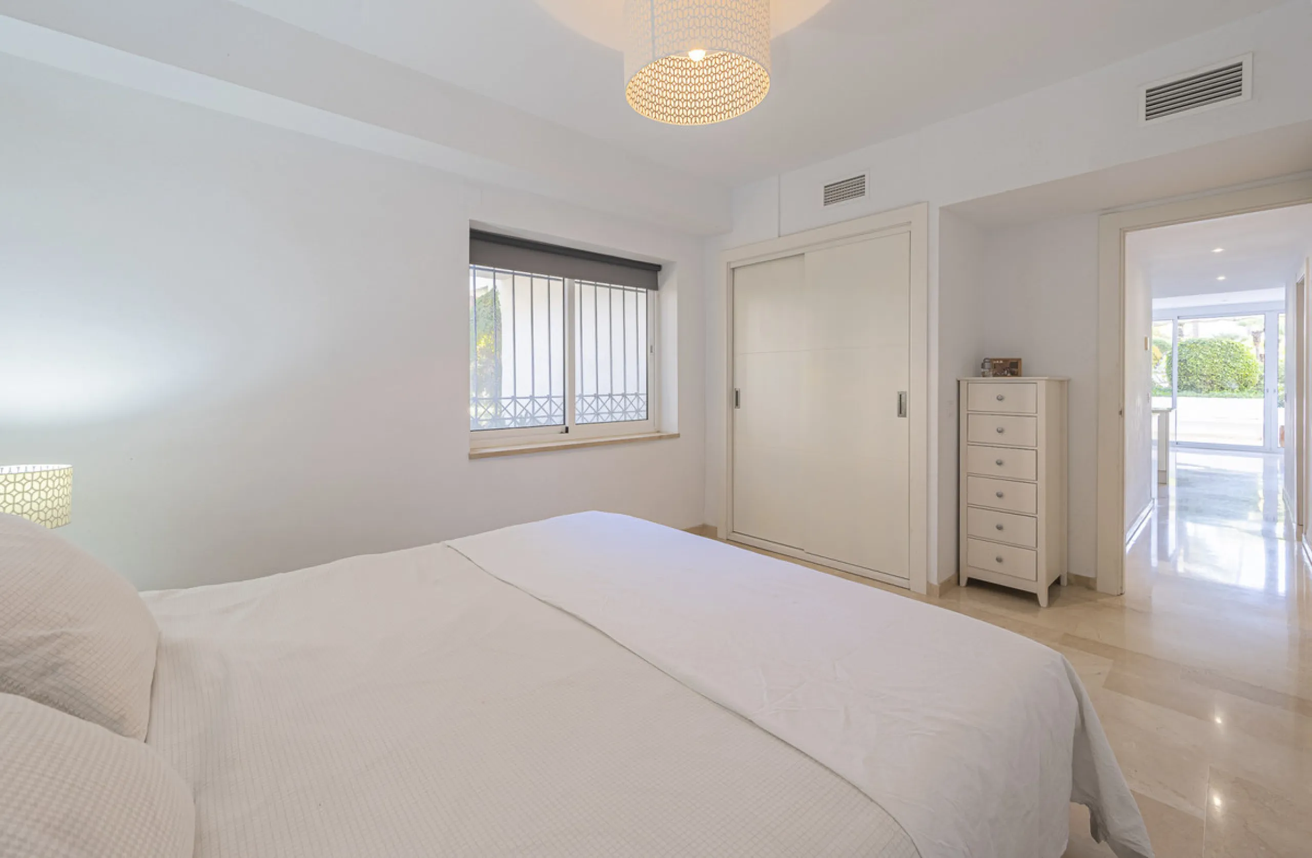 New on the market light-flooded apartment in the sought-after urbanisation Alhambra del Mar with great orientation and a great terrace. Originally it had only one bedroom but a second small bedroom has been added. The apartment has been partially renovate