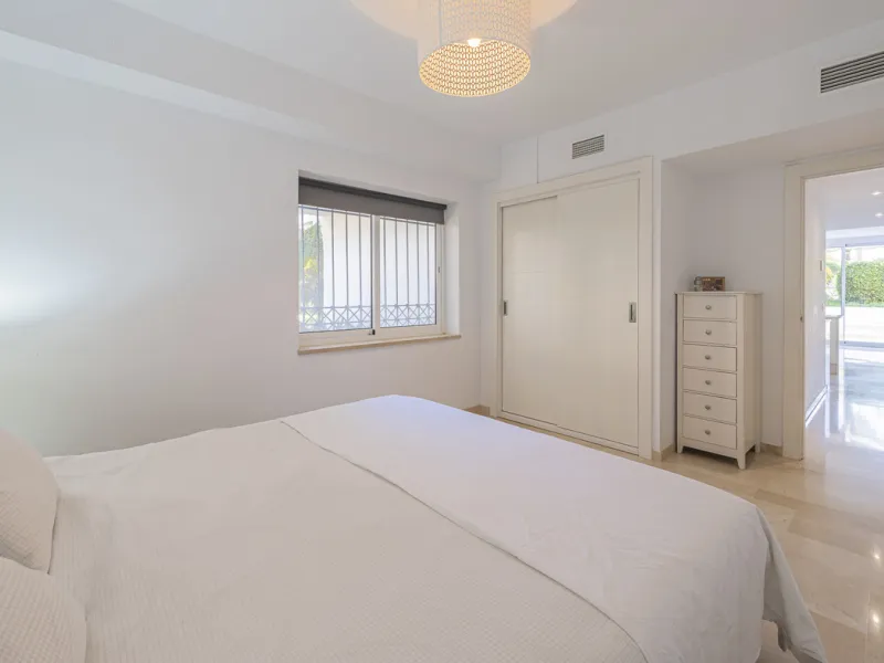 New on the market light-flooded apartment in the sought-after urbanisation Alhambra del Mar with great orientation and a great terrace. Originally it had only one bedroom but a second small bedroom has been added. The apartment has been partially renovate