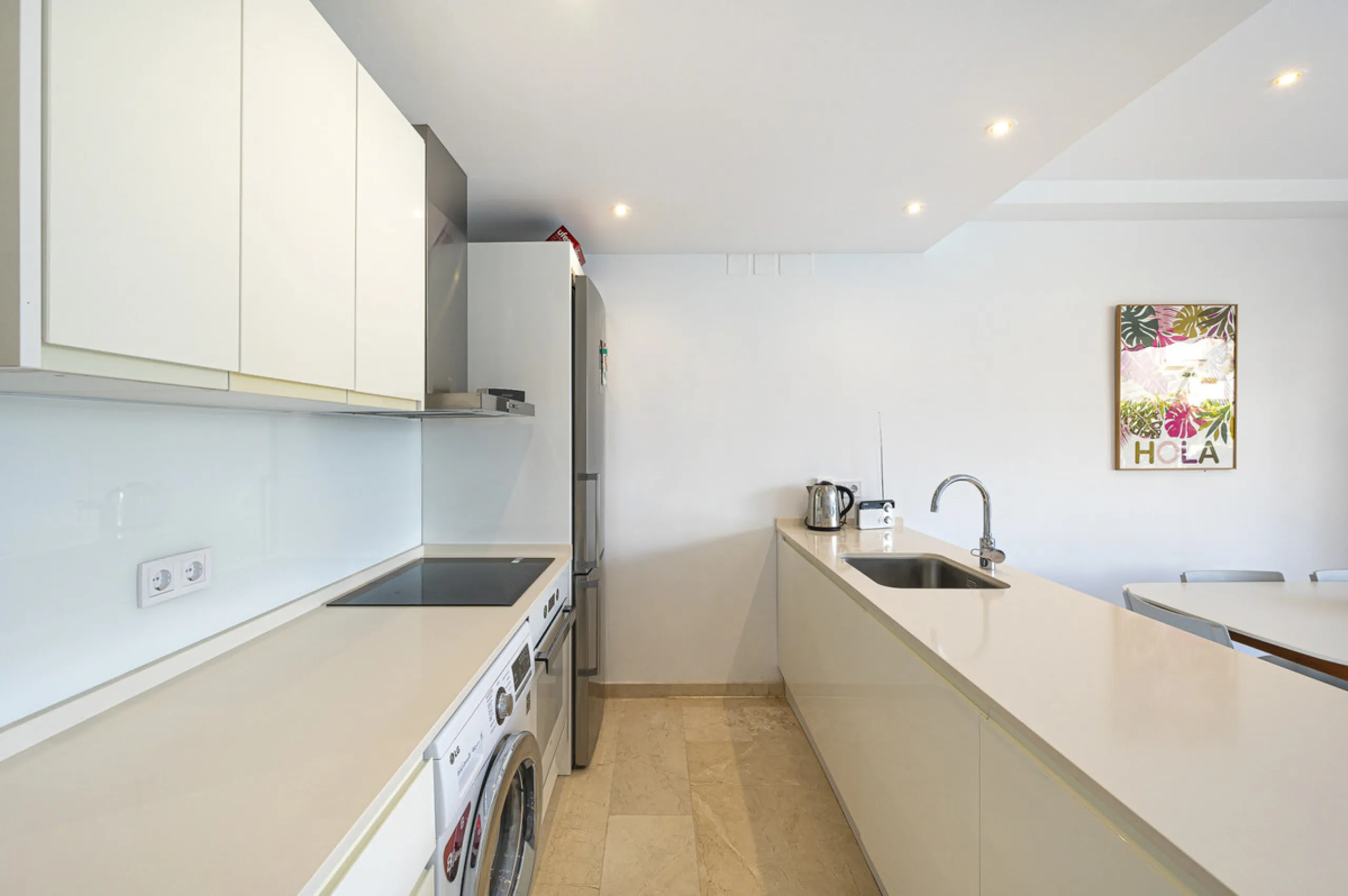 New on the market light-flooded apartment in the sought-after urbanisation Alhambra del Mar with great orientation and a great terrace. Originally it had only one bedroom but a second small bedroom has been added. The apartment has been partially renovate