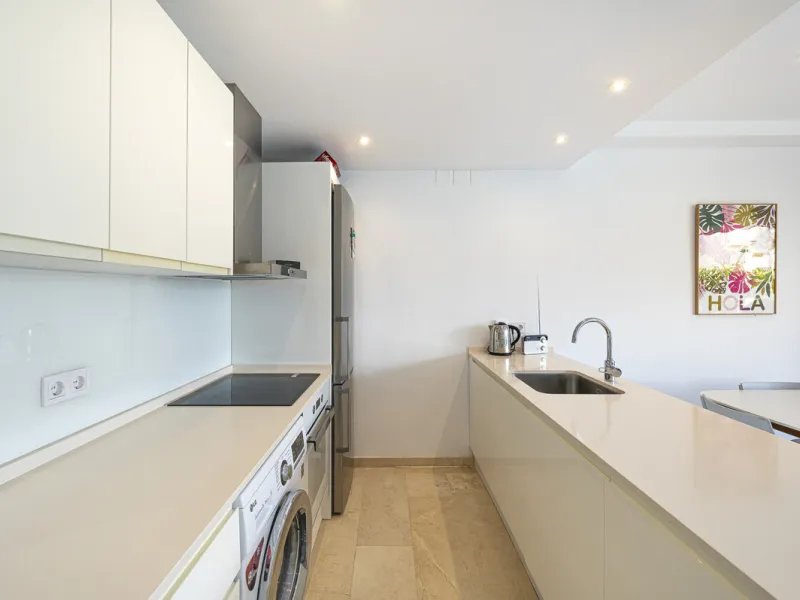 New on the market light-flooded apartment in the sought-after urbanisation Alhambra del Mar with great orientation and a great terrace. Originally it had only one bedroom but a second small bedroom has been added. The apartment has been partially renovate