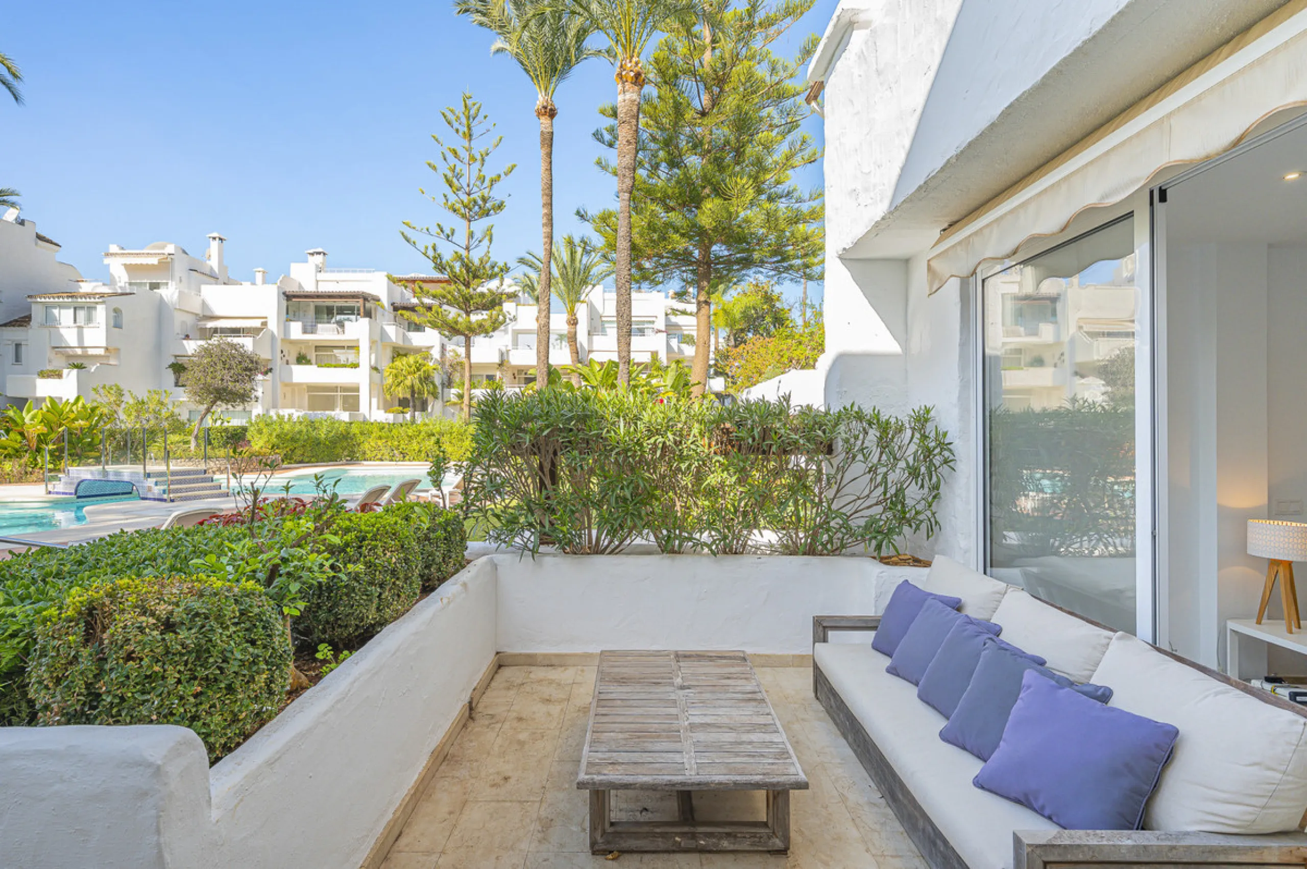 New on the market light-flooded apartment in the sought-after urbanisation Alhambra del Mar with great orientation and a great terrace. Originally it had only one bedroom but a second small bedroom has been added. The apartment has been partially renovate