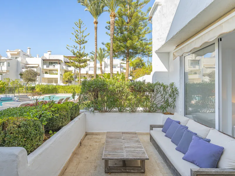 New on the market light-flooded apartment in the sought-after urbanisation Alhambra del Mar with great orientation and a great terrace. Originally it had only one bedroom but a second small bedroom has been added. The apartment has been partially renovate