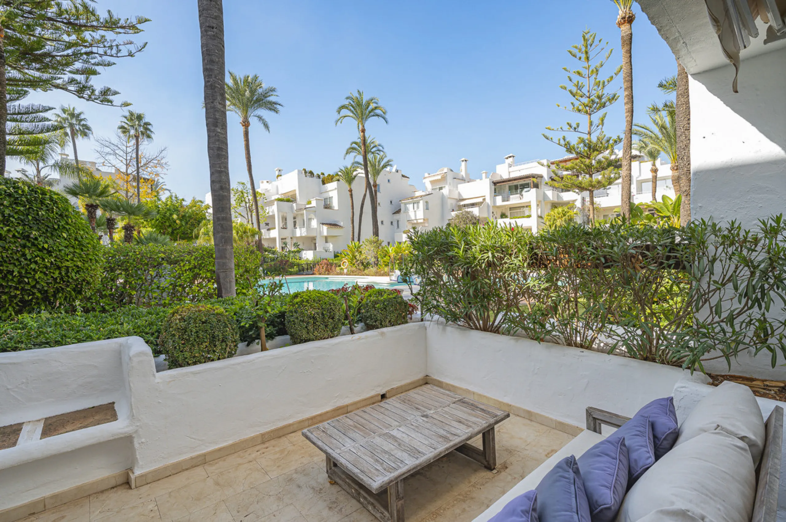 New on the market light-flooded apartment in the sought-after urbanisation Alhambra del Mar with great orientation and a great terrace. Originally it had only one bedroom but a second small bedroom has been added. The apartment has been partially renovate