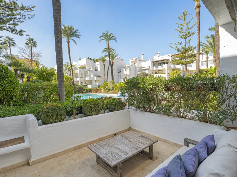 New on the market light-flooded apartment in the sought-after urbanisation Alhambra del Mar with great orientation and a great terrace. Originally it had only one bedroom but a second small bedroom has been added. The apartment has been partially renovate