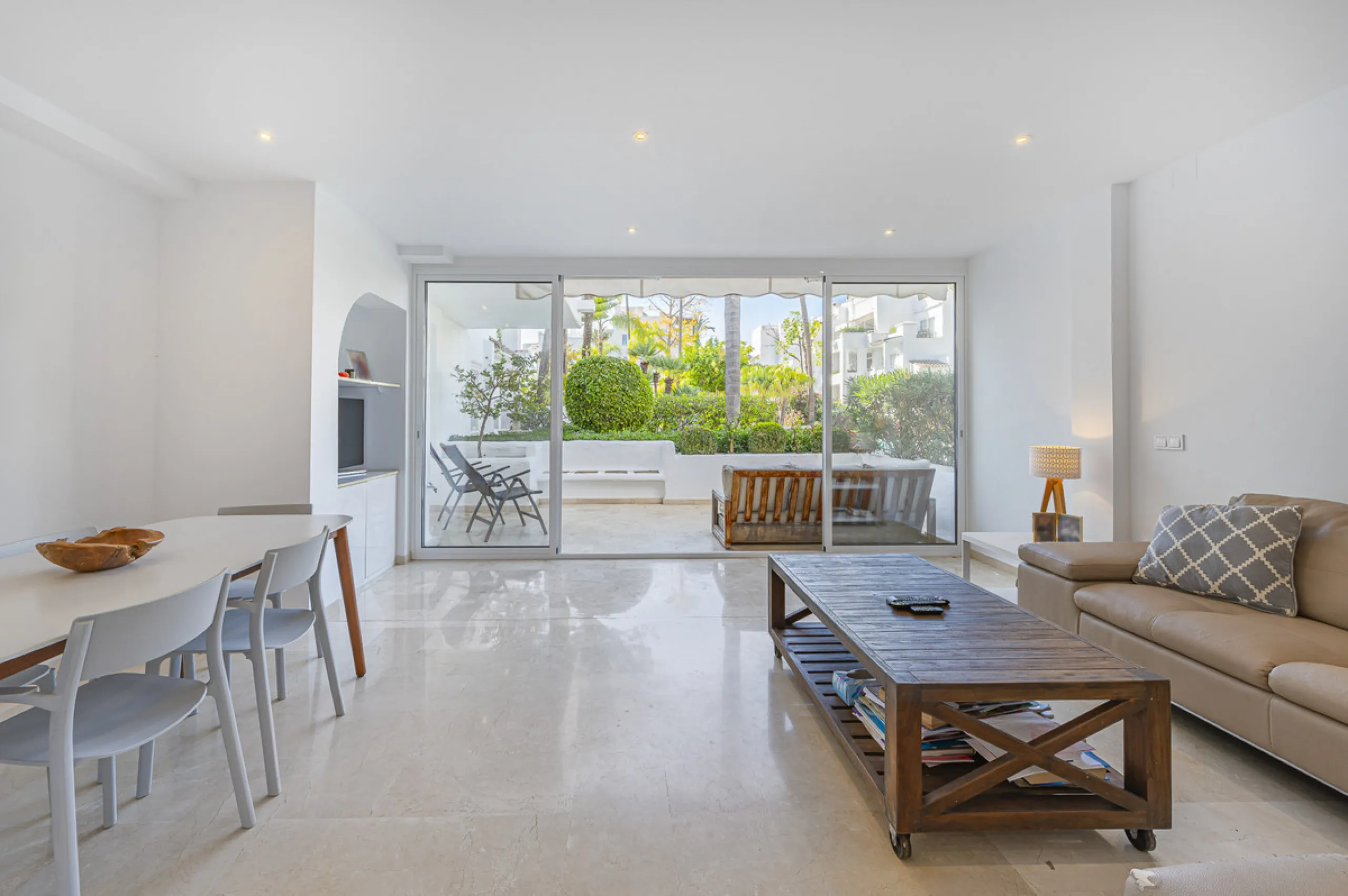 New on the market light-flooded apartment in the sought-after urbanisation Alhambra del Mar with great orientation and a great terrace. Originally it had only one bedroom but a second small bedroom has been added. The apartment has been partially renovate