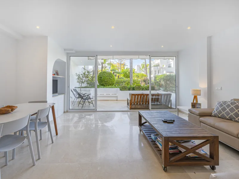 New on the market light-flooded apartment in the sought-after urbanisation Alhambra del Mar with great orientation and a great terrace. Originally it had only one bedroom but a second small bedroom has been added. The apartment has been partially renovate