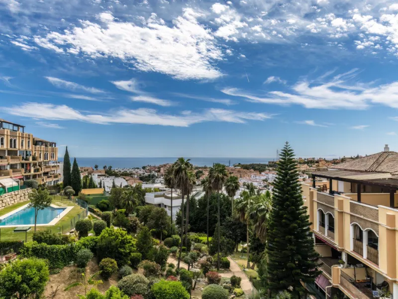 Penthouse with panoramic sea views in Riviera del Sol.