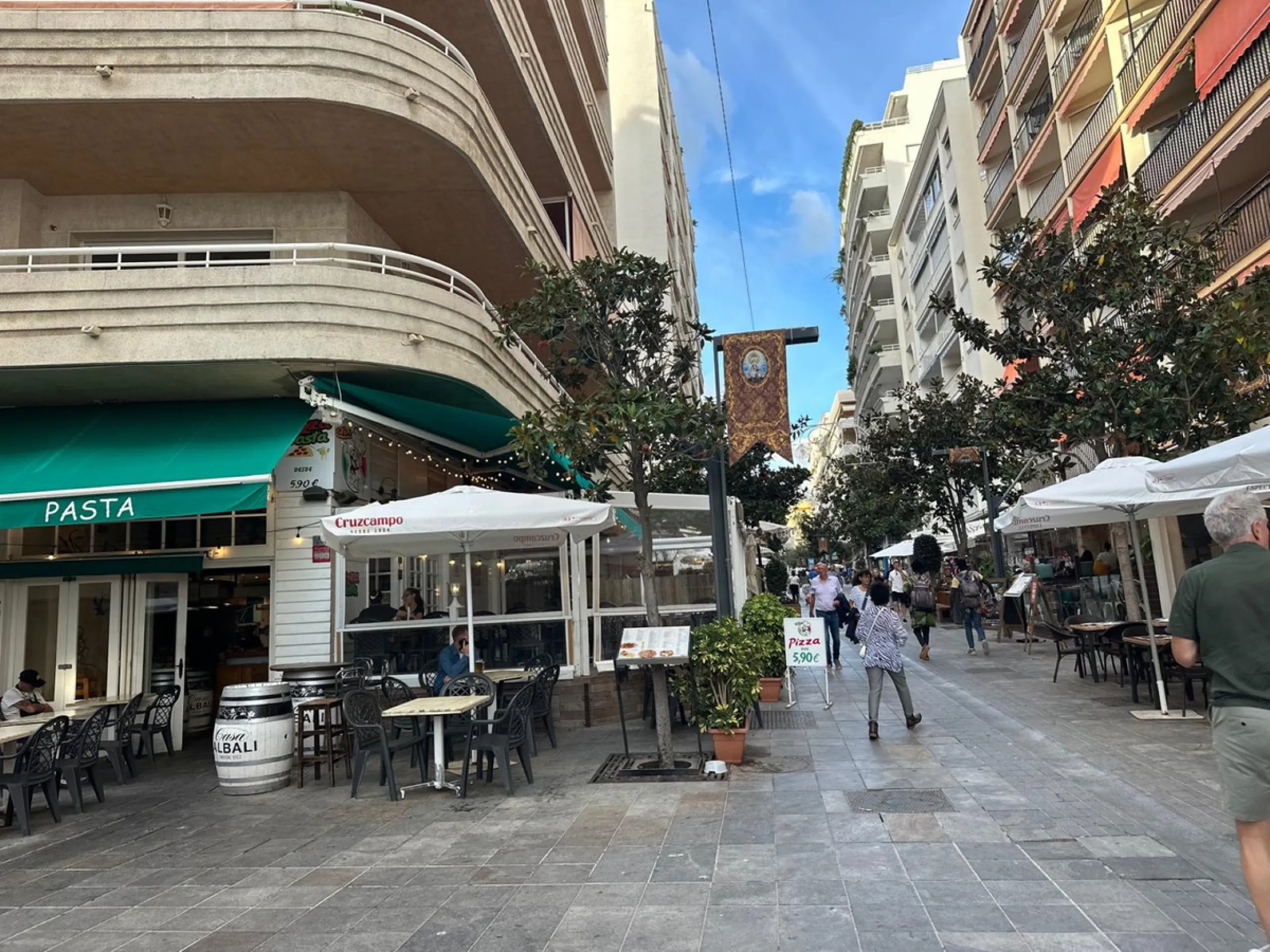 This is a rare beachside refurbishment opportunity in the heart of Marbella town center. Within the vibrant city atmosphere and only a 2-minute walk to the beach promenade, this semi-detached villa offers incredible potential.