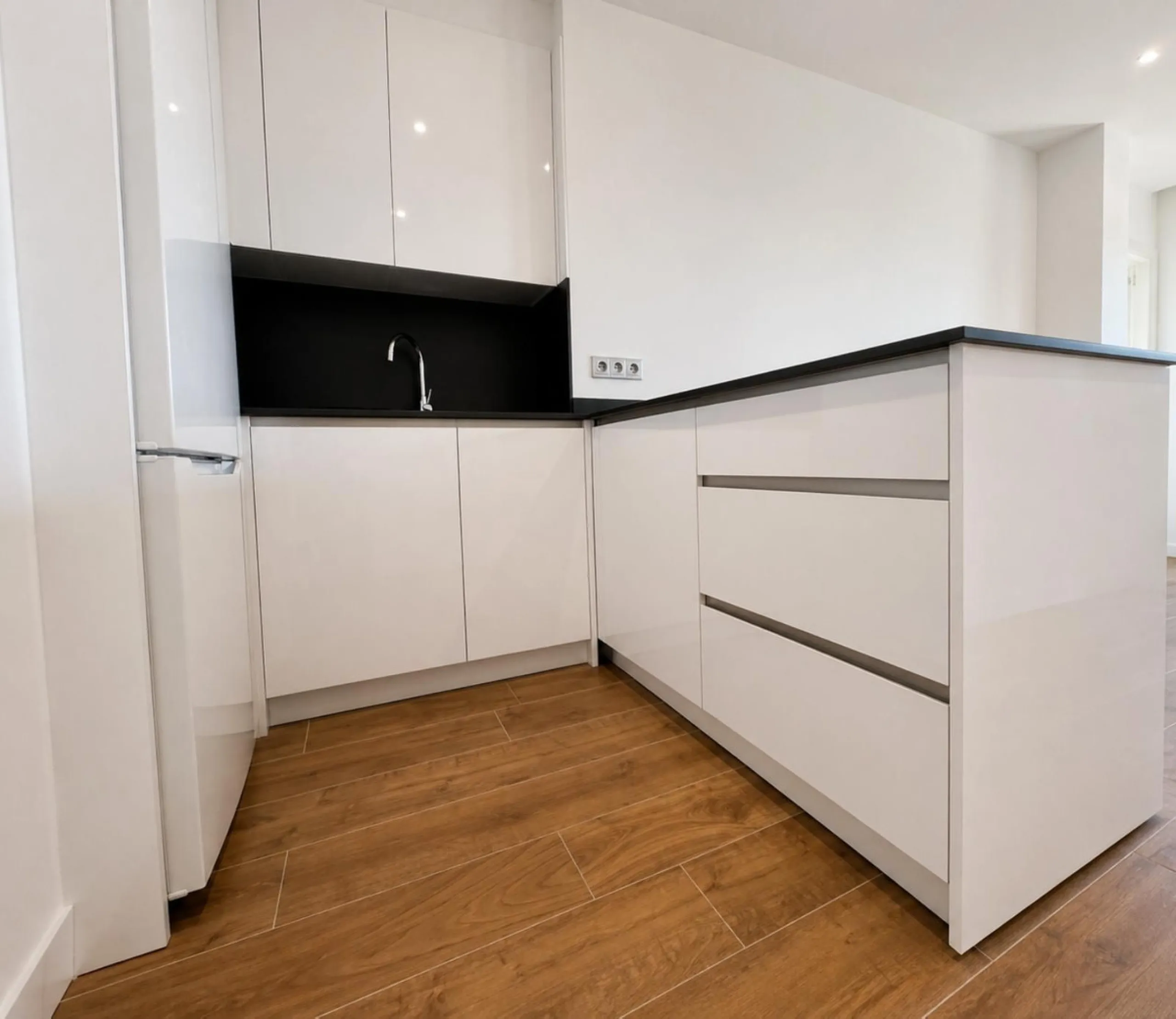 Recently Renovated 1-Bedroom Apartment with Stunning City, Sea, and Port Views