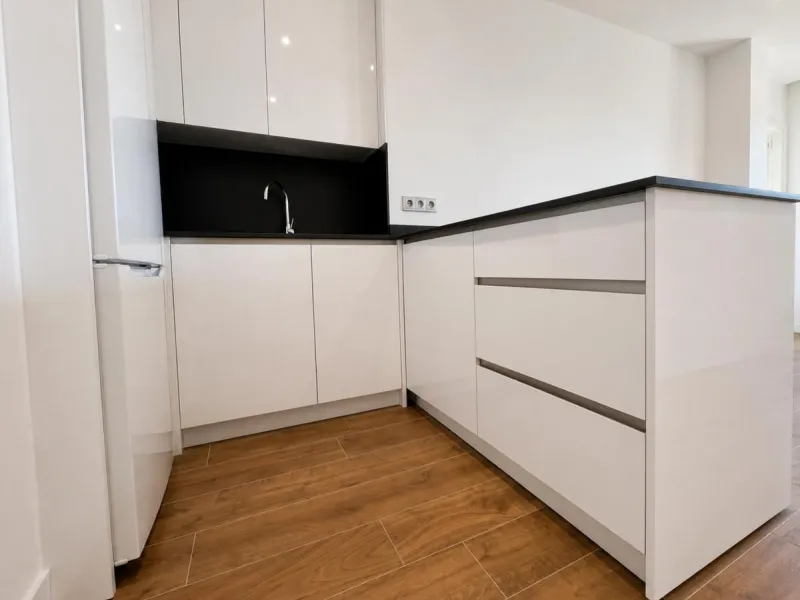 Recently Renovated 1-Bedroom Apartment with Stunning City, Sea, and Port Views