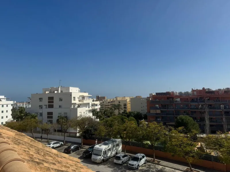 This semi-detached house offers spacious living across 4 floors, featuring 256 m² of well-maintained space. It includes 3 bedrooms and 2 bathrooms, perfect for a family. The house benefits from golf course views and a convenient location close to schools,